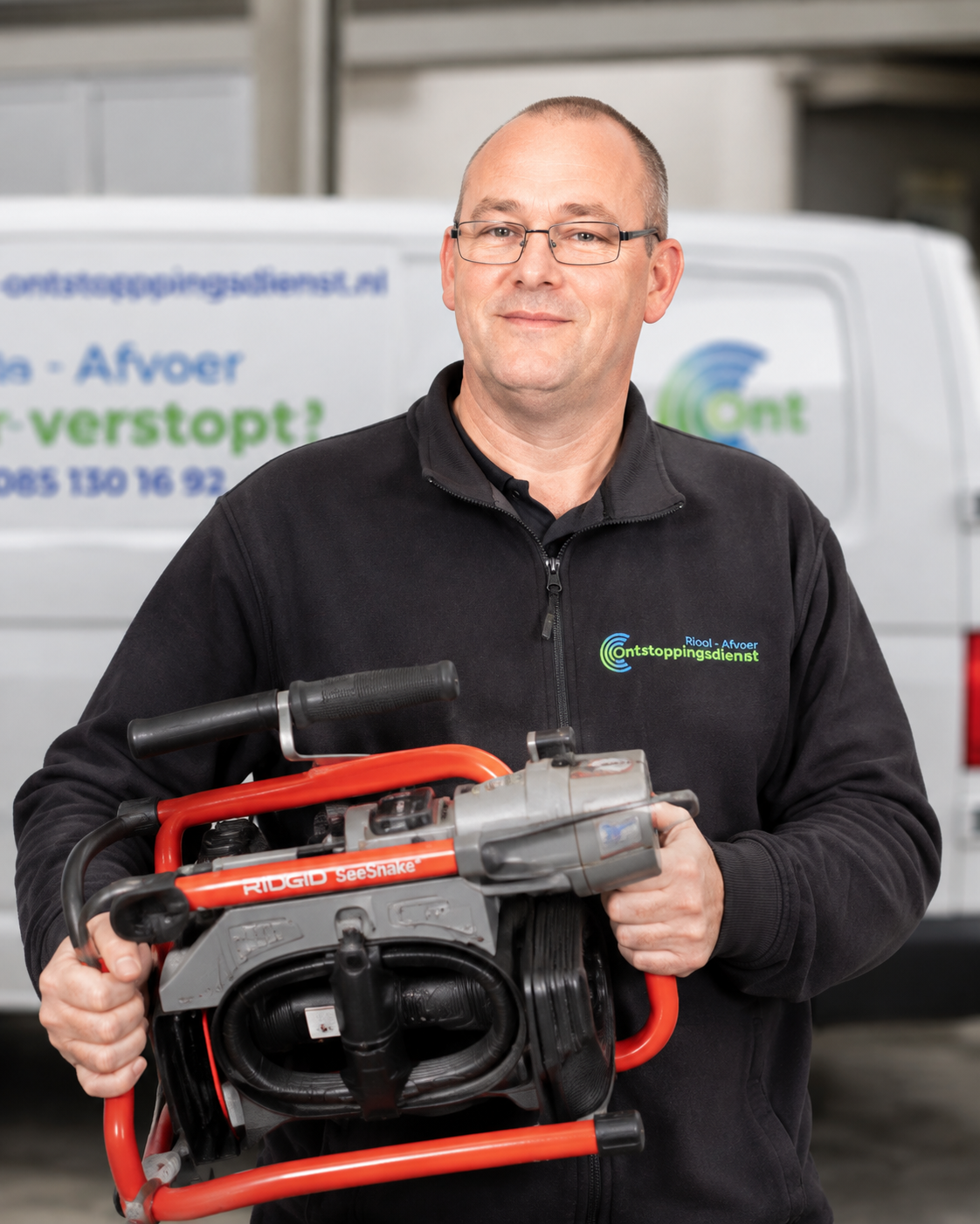 Rioolspecialist met professionele ontstoppingsapparatuur