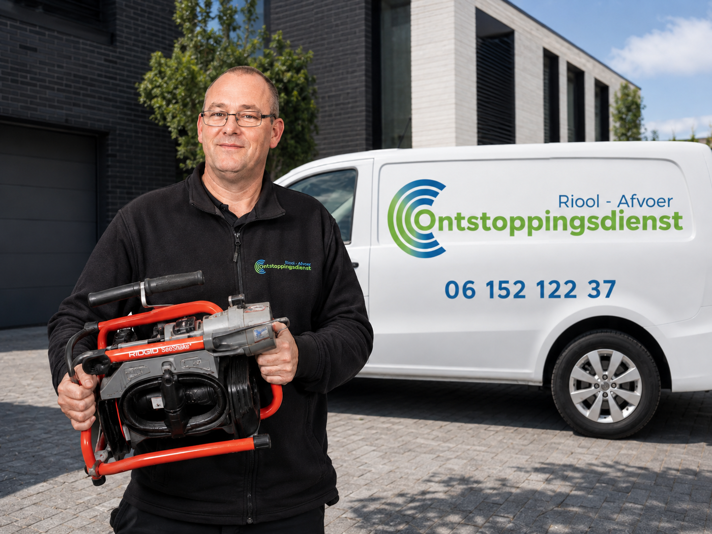 Rioolspecialist van Riool-Afvoer-Ontstoppingsdienst met servicebus in Breda
